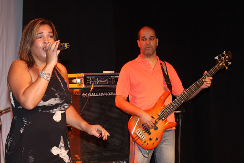 O samba de raiz, com a cantora Helena Rangel, vai animar a comunidade Tira Gosto neste sábado (12), às 22h (Foto: Secom)