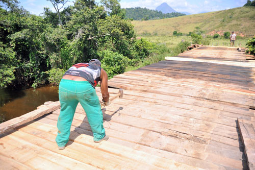 A Prefeitura de Campos concluiu a reforma da ponte sobre o Rio Mocotó. (Foto: Rogério Azevedo)