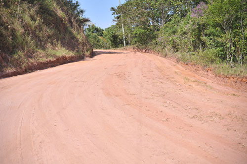 A intenção é que a manutenção da estrada, que compreende 6 km, termine em 15 dias (Foto: Rogério Azevedo)