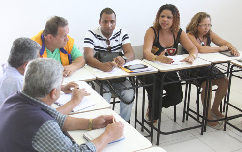 Participaram da reunião, a secretária Izaura Freire, o secretário de Defesa Civil, Herique Oliveira, representantes da Guarda Civil Municipal e de Serviços Públicos, além de integrantes da secretaria da Família e Assistência Social (Foto: Secom)