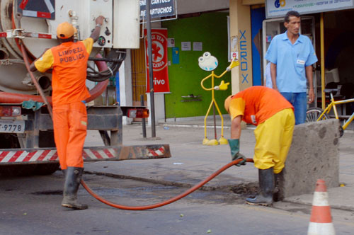 Segundo o secretário municipal de Serviços Públicos, Zacarias Albuquerque, é evitar que o excesso de lixo que é descartado pela população obstrua os ralos e dificulte o escoamento da água das chuvas de Verão (Foto: Antônio Leudo)