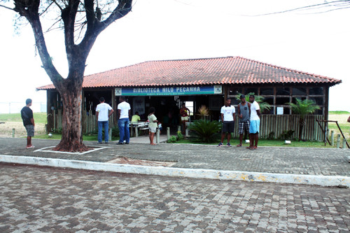 Com cerca de dois mil exemplares de diferentes gêneros literários e com obras para todas as idades, a Biblioteca Municipal Nilo Peçanha, na Praia do Farol de São Thomé, é um dos pontos preferidos de moradores e veranistas no Verão da Família 201 (Foto: Secom)