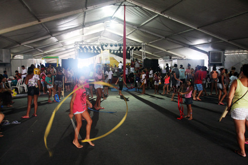 A oficina circense realizada no Mundo Infantil atrai a garotada, com acrobacias aéreas em tecidos, perna de pau, rola-rola, malabares e acrobacias de solo (Foto: Secom)