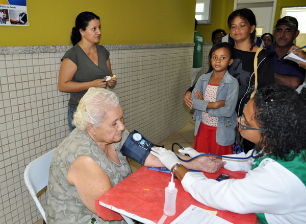 Neli Ribeiro da Silva aferiu pressão, mediu a glicose e, como ambas deram alterada, foi encaminhada a um clínico geral (Foto: Marcelo Esqueff)