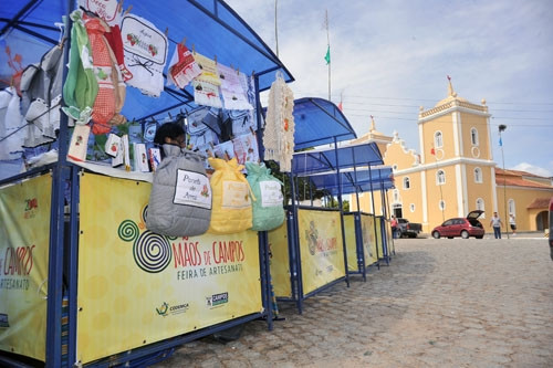 As barraquinhas ficam na praça em frente à igreja Santo Amaro (Foto: Rogério Azevedo)