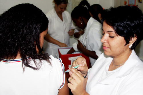 A imunização de meninas de 11 a 15 anos contra o HPV (Papiloma Vírus Humano), desenvolvida pela Secretaria de Saúde desde setembro de 2010, apresenta resultados (Foto: Gerson Gomes)