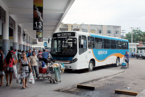 O presidente da Emut, Álvaro Oliveira, assinou a portaria número 009/2013 para publicação no Diário Oficial, determinando que as empresas permissionárias Geratur Transporte de Passageiros e a Auto Viação Jacarandá, disponibilizem coletivos, aten (Foto: Secom)