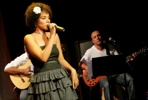 A cantora Maria Fernanda se apresenta com sua banda nesta sexta-feira (18), a partir das 20h, na Tenda Cultural, montada na orla do Farol de São Tomé. (Foto: Antonio Leudo)