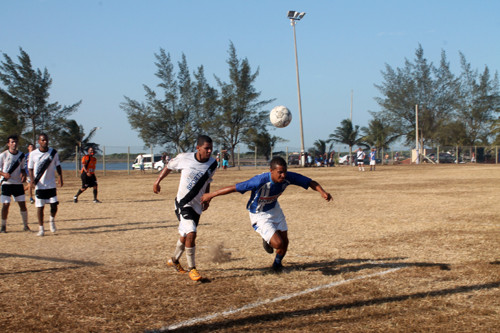 O Campeonato de Futebol de Grama do Farol de São Tomé, organizado pela Fundação Municipal de Esportes (FME), prossegue neste sábado, com mais dois jogos no Espaço Esportivo Manoel Alexandre Pereira Neves (Nene), no Lagamar. (Foto: Secom)