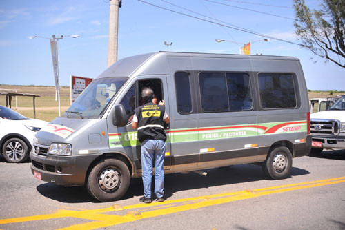 A campanha, mais uma vez, vai conscientizar os motoristas sobre a necessidade de utilização do cinto de segurança, a orientação sobre o consumo de bebidas alcoólicas junto à direção de veículos e a proibição da utilização de aparelhos de telefon (Foto: Rogério Azevedo)