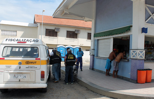 Um trabalho de fiscalização foi realizado na Rodoviária do Farol neste sábado (19) (Foto: Secom/Verão 2013)