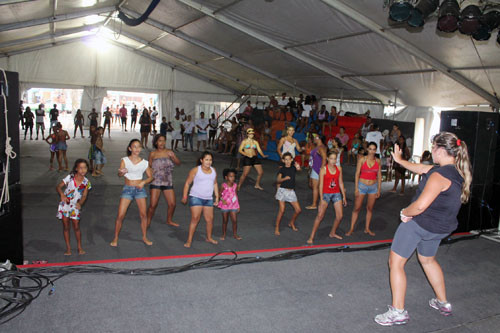 As aulas de lambaeróbica vem animando as tardes do Verão da Família 2013 (Foto: Secom)