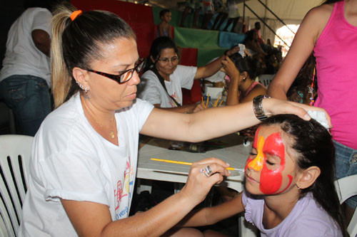 O projeto Mundo Infantil, entre outras atividades, faz pintura facial (Foto: Secom)