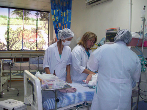 A UTI Pediátrica (Utip) do Hospital Ferreira Machado registra queda na taxa de ocupação de leitos e de internações causadas por doenças agudas comuns na infância, como pneumonia, meningite e gastroenterite (Foto: Secom)