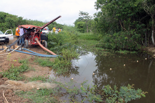 A Defesa Civil Municipal continua retirando a água acumulada na localidade de Vila Menezes e devolvendo ao Canal Cambaíba (Foto: Secom)