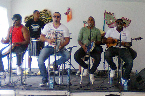 O grupo de pagode Atração Popular se apresenta neste sábado (26), à 1h, na Tenda Cultural. Já na carreira artística há 12 anos, o grupo vem com muito samba e pagode, para animar a rapaziada no Farol de São Tomé (Foto: Divulgação)