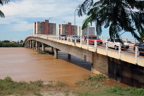 As obras na cabeceira da ponte da Lapa, foi adiada devido as chuvas que caem na cidade (Foto: Antonio Leudo)