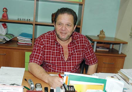 Segundo Henrique Oliveira o afundamento da margem da rodovia ocorreu no início de 2012, durante a enchente do Rio Paraíba do Sul e, agora, com as últimas chuvas e com o nível do rio subindo, o aterro da rodovia está cedendo no entorno da cratera (Foto: Secom)
