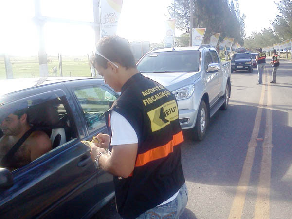 O trabalho é realizado pelos fiscais da Emut, com o apoio da Guarda Civil Municipal, que regula o tráfego nolocal,permitindo assim,uma abordagem segura aos motoristas que chegam à praia campista. (Foto: Secom)