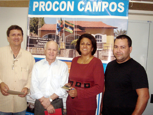 A secretária executiva do Procon, Rosangela Tavares, junto com sua equipe de trabalho, se reuniu com representante da Ampla (Foto: Divulgação)