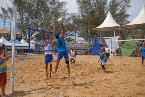 A Fundação Municipal de Esportes (FME) realizou, neste sábado (1º), o Desafio de Vôlei 4 x 4 na Arena Esportiva da Praia do Farol de São Tomé. O torneio, que fez parte da programação esportiva do Verão da Família 2013 da Prefeitura de Campos (Foto: Secom)