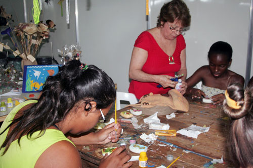 As oficinas de artes que têm sido oferecidas no Farol de São Tomé, organizadas pela Prefeitura de Campos dentro da programação do Verão da Família 2013, através da Fundação Cultural Jornalista Oswaldo Lima (Foto: Secom)