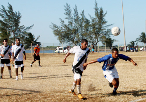 Dois times do Parque Santa Rosa, em Campos, vão fazer a grande final do Campeonato de Futebol de Grama do Farol de São Tomé nesta quarta-feira (6), no Espaço Esportivo Manoel Alexandre Pereira Neves (Nene) (Foto: Secom)