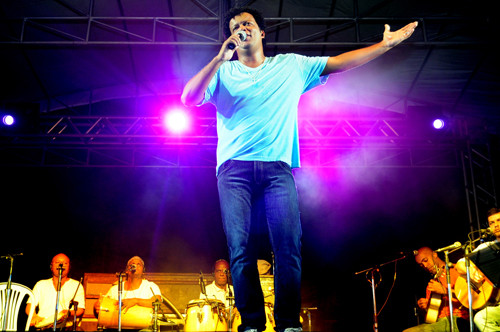 Hoje (quinta-feira, 07), os cantores Lene Moraes e Alex Ribeiro se apresentam na orla da praia do Farol, no trio elétrico parado, em frente ao Clube Náutico, às 22h (Foto: Secom)