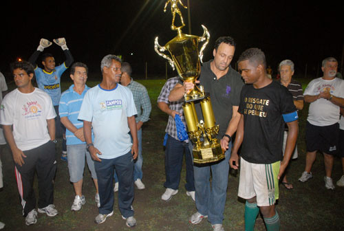 O presidente da Fundação, Pampa, entrega o troféu (Foto: Divulgação)