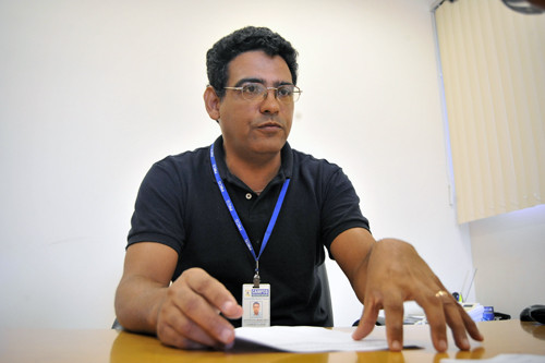 O coordenador imobiliário da Secretaria de Finanças, Antônio Maria Ribeiro, orienta proprietários de terrenos (Foto: Secom)