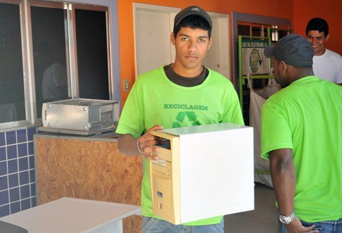 De segunda a sexta-feira, das 8h às 17h, pessoas físicas e jurídicas podem entregar os aparelhos inservíveis no Ponto de Entrega Voluntária de Entulho (Peve), instalado na sede da secretaria (Foto: Rogério Azevedo)