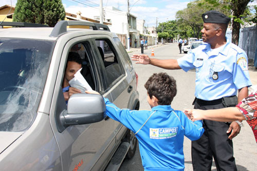 Com o projeto Ronda Escolar, são desenvolvidas atividades educativas (Foto: Rogério Azevedo)