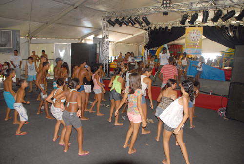 Um dos pontos de maior concentração dentro da praia do Farol de São Tomé foi a Tenda Cultural, mantida pela Fundação Cultural Jornalista Oswaldo Lima (Foto: Secom)