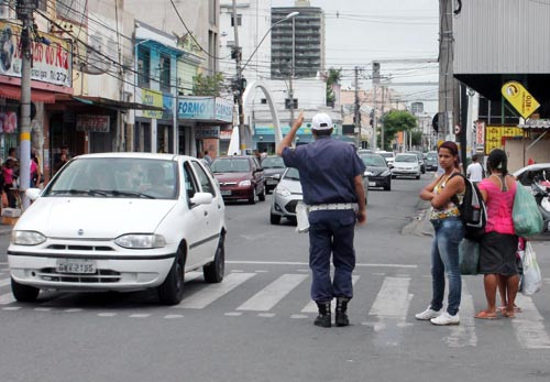 A Guarda Civil Municipal continua realizando trabalho de conscientização e alerta aos motoristas sobre os cuidados que devem ser tomados para evitar multas e acidentes no trânsito (Foto: Secom)