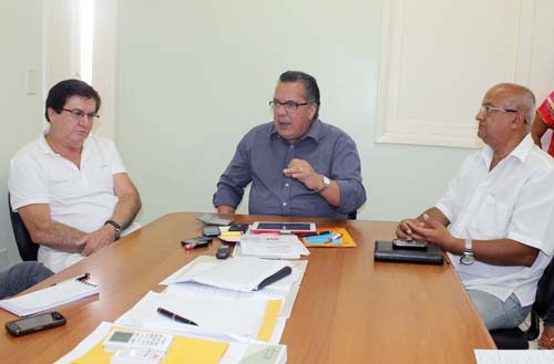 O secretário de Saúde, Geraldo Venâncio, acompanhado pelo diretor do CRD, Luiz José de Souza, e do diretor do Programa Municipal da Dengue, do CCZ, Eufrázio Lisboa (Foto: Secom)