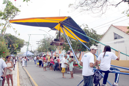 O asa delta é uma das atrações do programa Brincadeira de Criança (Foto: Antônio Leudo)