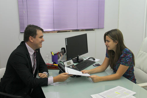 O presidente da Fundação Municipal da Infância e da Juventude (FMIJ), Thiago Ferrugem, esteve reunido na tarde desta sexta-feira (1º) com a deputada estadual Clarissa Garotinho, no gabinete parlamentar (Foto: Divulgação)