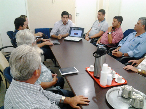 O presidente da FMS, Sebastião Campista, abriu a reunião mostrando a composição da receita da fundação (Foto: Divulgação)