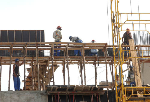 Existem vagas na área de contrução civil (Foto: Antônio Leudo)