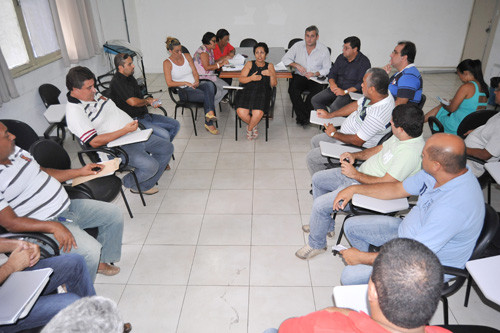 A secretária de Educação, Joilza Rangel, reúne equipe na secretaria (Foto: Rogério Azevedo)