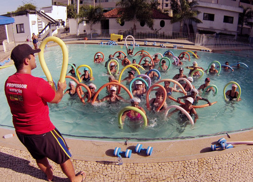 Benefícios para o corpo e para a mente. Assim pode ser descrita a hidroginástica, que é realizada gratuitamente na Fundação Municipal de Esportes (FME), de segunda à sexta-feira pela manhã e à tarde (Foto: Divulgação)