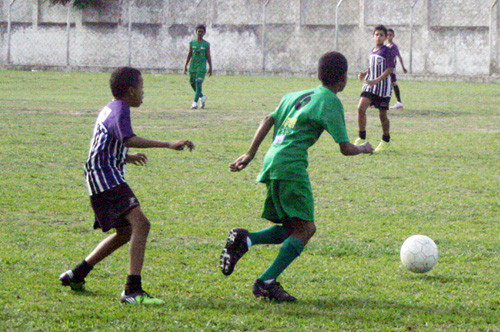 O futebol promove a integração de crianças de várias classes sociais (Foto: Divulgação)