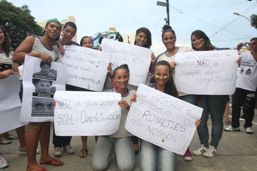 De cara pintada, estudantes se mobilizaram em defesa dos royalties (Foto: Roberto Jóia)