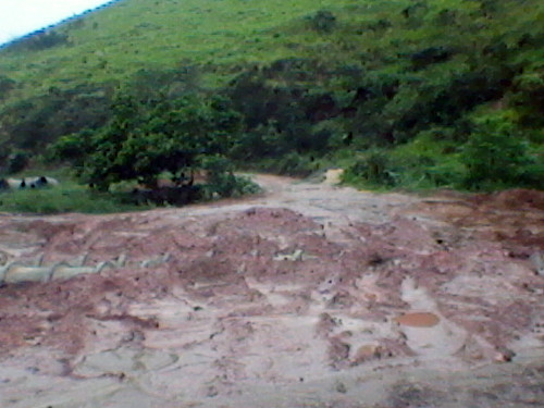 O subsecretário de Defesa Civil,esteve na estrada que dá acesso à localidade de Mocotó do Imbé, nesta segunda-feira (18), para orientar os moradores. (Foto: Divulgação)