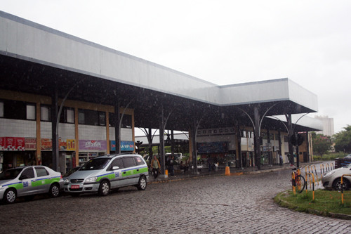 Uma equipe de técnicos da secretaria de Obras e Urbanismo avaliou nesta segunda-feira (18) a situação do telhado da Rodoviária Shopping Estrada, que vinha apresentando necessidade de reparos (Foto: Antonio Leudo)