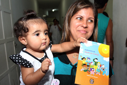 Elaine Dalta de Souza aprovou a nova caderneta de saúde (Foto: César Ferreira)
