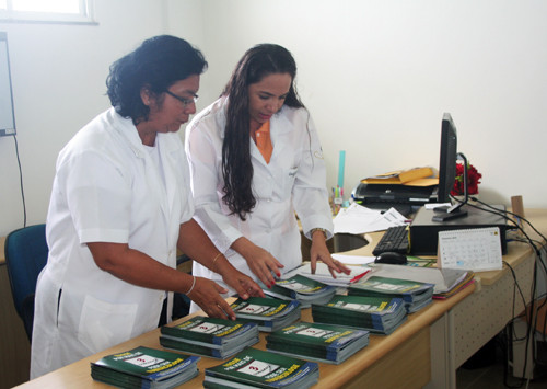 Estão sendo distribuídos kits com folhetos informativos sobre a doença, cartazes para divulgação do programa e potes para a coleta de material para o exame de baciloscopia (Foto: Antonio Leudo)