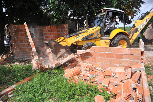 As construções feitas de maneira irregular às margens do Rio Ururaí continuaram sendo demolidas pela Defesa Civil Municipal nesta quarta-feira (03). (Foto: Divulgação)