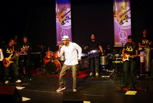 No palco, a partir das 22h, quem se apresenta é o cantor Nelson Príncipe Negro e banda, para animar o público. (Foto: Antonio Leudo)