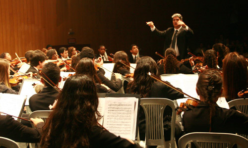 As crianças e os adolescentes que participam do projeto mudam suas vidas através da música (Foto: Divulgação)